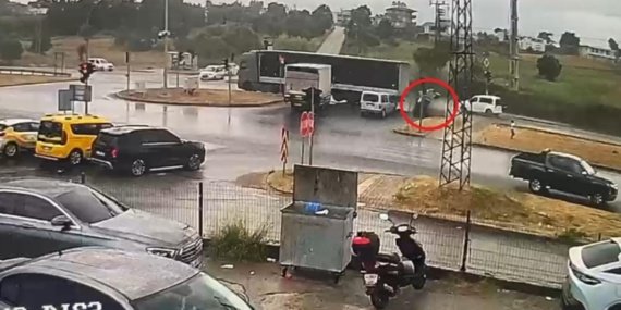 Tır Otomobili Sürükledi: Üç Kişinin Yaralandığı Kazanın Görüntüleri Ortaya Çıktı