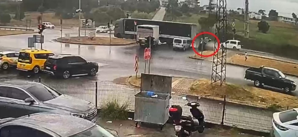 Tır Otomobili Sürükledi: Üç Kişinin Yaralandığı Kazanın Görüntüleri Ortaya Çıktı
