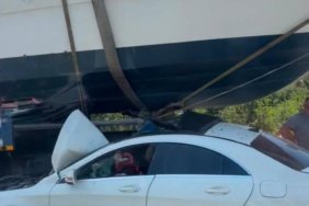 İzmir-Çeşme Otoyolu'nda Otomobil Tekneye Çarptı