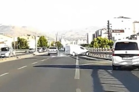 Kayseri'de Ticari Araç Kazası: Bariyerle Çarpışma Anı Kamerada