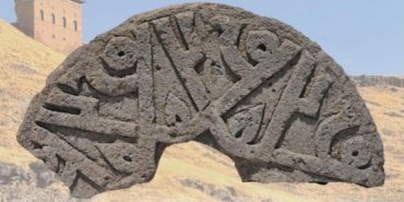 "Hz. Muhammed" isminin yer aldığı Selçuklu taşı bulundu