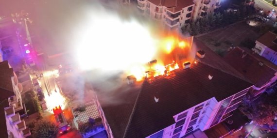 Aksaray'da 4 Katlı Apartmanda Büyük Yangın 7 Aksaray'da 4 Katlı Apartmanda Büyük Yangın