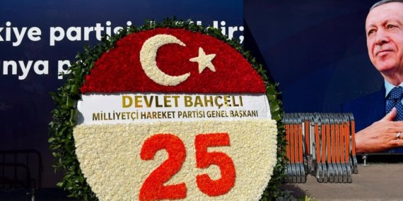 MHP Lideri Devlet Bahçeli'den AK Parti'ye Özel Tebrik Çelengi