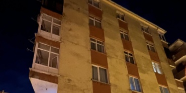 İstanbul'da 5 Katlı Binanın Balkonu Çöktü