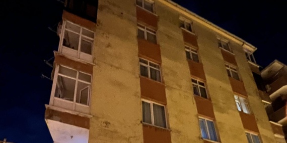 İstanbul'da 5 Katlı Binanın Balkonu Çöktü