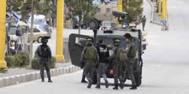 Soykırımcı İsrail askerleri, Batı Şeria'da alıkoyduğu Filistinliyi alnına yazdığı numarayla işaretledi