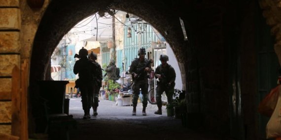 Soykırımcı İsrail ordusu, işgal altındaki Batı Şeria'da bir köyü giriş-çıkışlara tamamen kapattı
