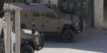 İşgalci İsrail güçleri, Batı Şeria'da bir hastaneye baskın yaparak hasta ve yakınlarına saldırdı