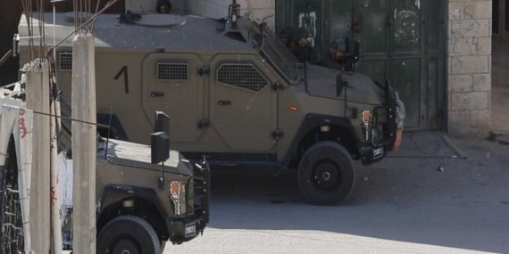 İşgalci İsrail güçleri, Batı Şeria'da bir hastaneye baskın yaparak hasta ve yakınlarına saldırdı