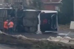 Büyükçekmece'deki servis kazasında 15 kişi yaralandı 2 Büyükçekmece'deki servis kazasında 15 kişi yaralandı