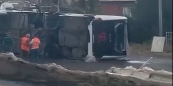 Büyükçekmece'deki servis kazasında 15 kişi yaralandı