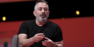 Cem Yılmaz, Çanakkale'deki evinde yaşadığı sağlık sorunu sonrası hastanede