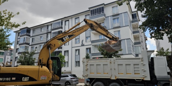 Çorum'da Kötü Kokunun Ardında 3 Kamyon Çöp Çıktı