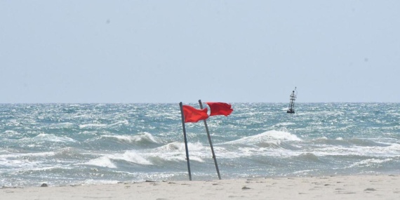 Karadeniz'de Deniz Keyfi Yasak: Kırmızı Bayraklar Dalgalanıyor