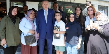 Cumhurbaşkanı Erdoğan, İstanbul'da esnafı ziyaret etti 16 Cumhurbaşkanı Erdoğan, İstanbul'da esnafı ziyaret etti