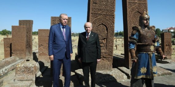 Cumhurbaşkanı Erdoğan, Selçuklu Meydan Mezarlığı'nı ziyaret etti 7 Cumhurbaşkanı Erdoğan, Selçuklu Meydan Mezarlığı'nı ziyaret etti
