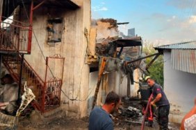 Erzincan'da çıkan yangında bitişik haldeki 8 ev kullanılamaz hale geldi