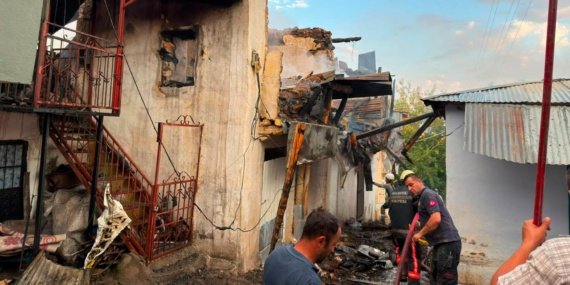 Erzincan'da çıkan yangında bitişik haldeki 8 ev kullanılamaz hale geldi