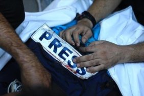 Katil İsrail'in hastanede gazetecileri öldürdüğü saldırıların üzerinden bir yıl geçti