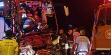 Gaziantep'te yolcu otobüsü ile tır çarpıştı: 2 ölü, 22 yaralı 14 Gaziantep'te yolcu otobüsü ile tır çarpıştı: 2 ölü, 22 yaralı