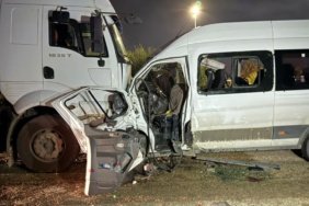 Hatay'da Servis Minibüsü ve Tır Çarpışması: 1 Ölü, 14 Yaralı 2 Hatay'da Servis Minibüsü ve Tır Çarpışması: 1 Ölü, 14 Yaralı