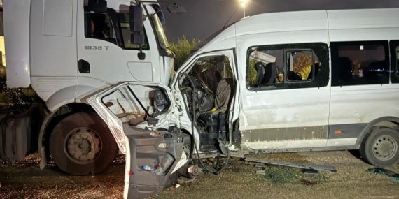 Hatay'da Servis Minibüsü ve Tır Çarpışması: 1 Ölü, 14 Yaralı 7 Hatay'da Servis Minibüsü ve Tır Çarpışması: 1 Ölü, 14 Yaralı