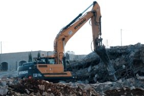 İsrail Batı Şeria'da Filistinlilere ait 26 binayı yıktı 2 İsrail Batı Şeria'da Filistinlilere ait 26 binayı yıktı