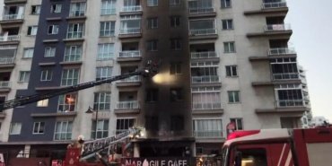 Esenyurt'taki bir kafede çıkan yangın kontrol altına alındı 12 Esenyurt'taki bir kafede çıkan yangın kontrol altına alındı