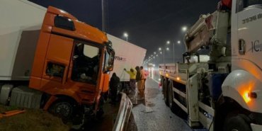 İstanbul'da şiddetli yağış trafiği felç etti: Birden fazla kaza 12 İstanbul'da şiddetli yağış trafiği felç etti: Birden fazla kaza