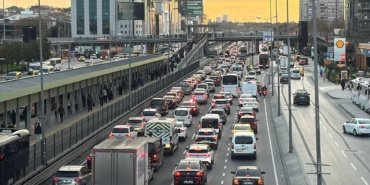 İstanbul'da Sürücülere Dikkat: Çeşitli Yollar Trafiğe Kapatıldı 12 İstanbul'da Sürücülere Dikkat: Çeşitli Yollar Trafiğe Kapatıldı