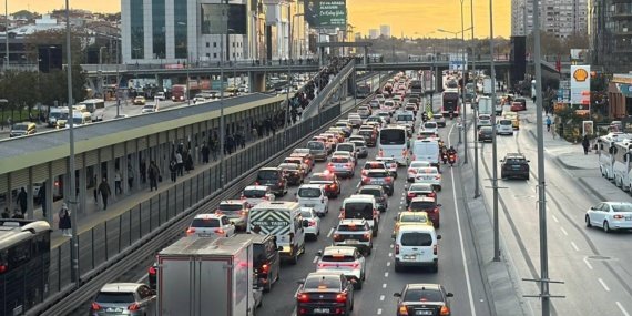 İstanbul'da Sürücülere Dikkat: Çeşitli Yollar Trafiğe Kapatıldı 7 İstanbul'da Sürücülere Dikkat: Çeşitli Yollar Trafiğe Kapatıldı