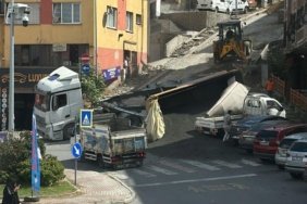 Kağıthane'de hafriyat kamyonunun damperi parktaki araca devrildi 1 Kağıthane'de hafriyat kamyonunun damperi parktaki araca devrildi