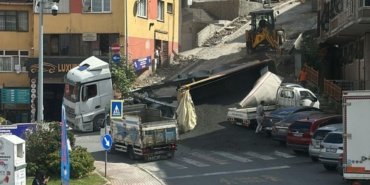 Kağıthane'de hafriyat kamyonunun damperi parktaki araca devrildi 14 Kağıthane'de hafriyat kamyonunun damperi parktaki araca devrildi