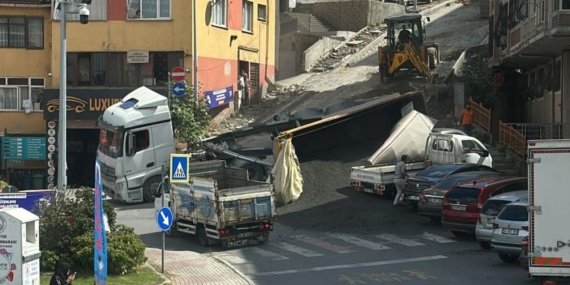 Kağıthane'de hafriyat kamyonunun damperi parktaki araca devrildi 9 Kağıthane'de hafriyat kamyonunun damperi parktaki araca devrildi