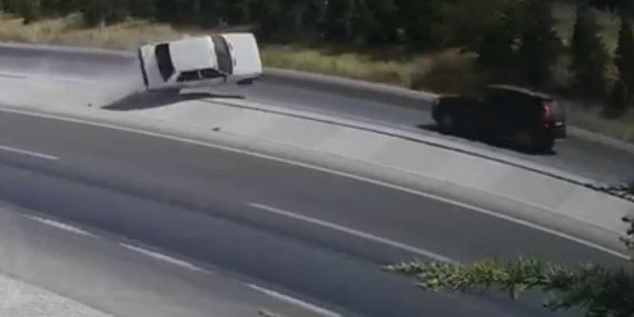 Konya'daki feci kaza kamerada: Otomobil kağıt gibi savruldu 9 Konya'daki feci kaza kamerada: Otomobil kağıt gibi savruldu