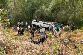Sivas'ta yolcu minibüsü devrildi: 4 ölü, 10 yaralı 2 Sivas'ta yolcu minibüsü devrildi: 4 ölü, 10 yaralı