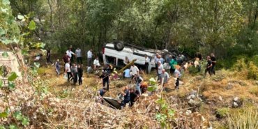Sivas'ta yolcu minibüsü devrildi: 4 ölü, 10 yaralı