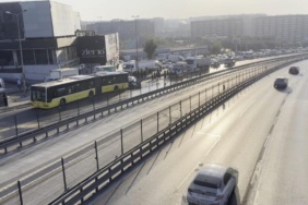 Küçükçekmece'de Ölümcül Kaza: Otomobil İETT Otobüsüne Çarptı