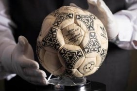 Maradona'nın "Tanrı'nın Eli" topu 3,3 milyon dolara satıldı