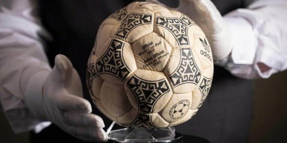 Maradona'nın "Tanrı'nın Eli" topu 3,3 milyon dolara satıldı 10 Maradona'nın "Tanrı'nın Eli" topu 3,3 milyon dolara satıldı