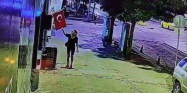 Türk Bayrağını Yakma Suçundan Şüpheli Yakalandı 12 Türk Bayrağını Yakma Suçundan Şüpheli Yakalandı