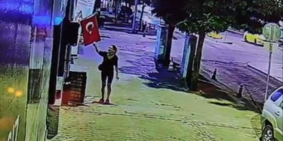 Türk Bayrağını Yakma Suçundan Şüpheli Yakalandı 7 Türk Bayrağını Yakma Suçundan Şüpheli Yakalandı
