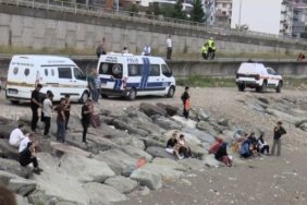 Rize'de denize giren 2 kardeşten biri öldü