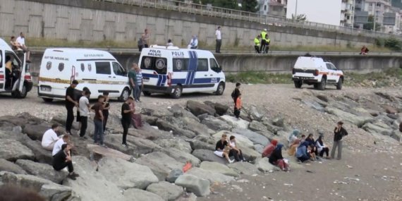 Rize'de denize giren 2 kardeşten biri öldü