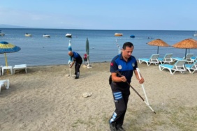 Sabitlenen şezlong ve şemsiyeler sahilden toplandı