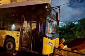Sarıyer'de yağmurdan kayganlaşan yolda otobüs bariyere vurdu 4 Sarıyer'de yağmurdan kayganlaşan yolda otobüs bariyere vurdu