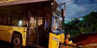 Sarıyer'de yağmurdan kayganlaşan yolda otobüs bariyere vurdu 12 Sarıyer'de yağmurdan kayganlaşan yolda otobüs bariyere vurdu