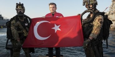 Selçuk Bayraktar, SAT ve SAS komandolarıyla bir araya geldi