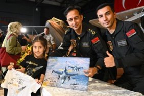 SOLOTÜRK Pilotları, İstanbul'da Vatandaşlarla Buluşarak İmza ve Söyleşi Etkinliği Düzenledi 3 SOLOTÜRK Pilotları, İstanbul'da Vatandaşlarla Buluşarak İmza ve Söyleşi Etkinliği Düzenledi