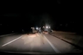 Kazayı fark ettirmek için yola saman balyası koyarken otomobil çarptı 1 Kazayı fark ettirmek için yola saman balyası koyarken otomobil çarptı